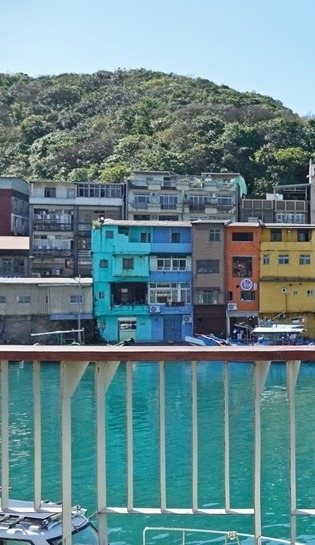 正濱橋畔欄杆與港灣彩色屋的街景